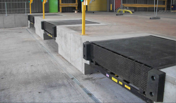 Push Button Electric Automatic Hydraulic Dock Levelers , Loading Bay Dock Levellers