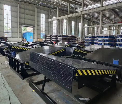 Container Loading Ramp Adjustable Galvanized Dock Door Levelers Workshop Automatic Dock Plate 25000-40000LBS Safe Design