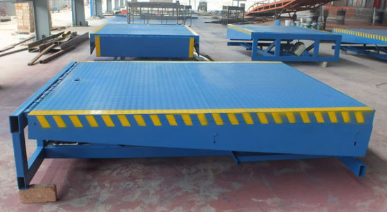 Customizable Electric / Hydraulic Loading Dock Leveler 10 000-20 000 Lbs Capacity Powder Coated/Galvanized Finish