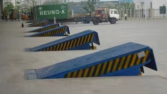 Dock Door Levelers Workshop Automatic Dock Plate with Safety Bars Efficient 8T Heavy-Duty Strong Steel Loading Platform for Warehouses