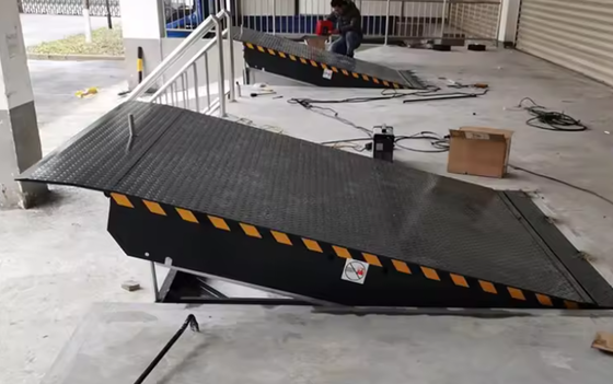 Customizable Platform Size Workshop Automatic Dock Plate Dock Door Levelers 25000-40000LBS Safe Design On-site Installation