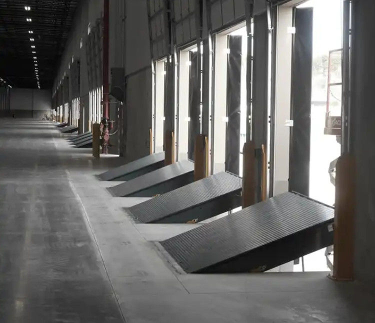 Container Loading Ramp Adjustable Galvanized Dock Door Levelers Workshop Automatic Dock Plate 25000-40000LBS Safe Design