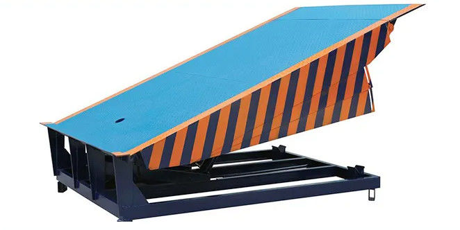 Heavy Duty Workshop Automatic Dock Plate Dock Door Levelers 25000-40000LBS Safe Design For Capacity Dock Operations