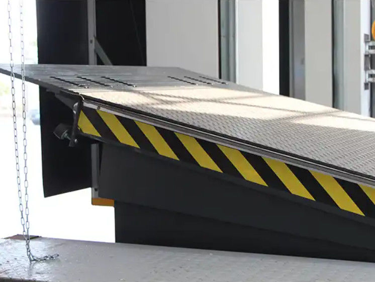 Mechanical Dock Door Levelers Workshop Automatic Dock Plate 25000-40000LBS Safe