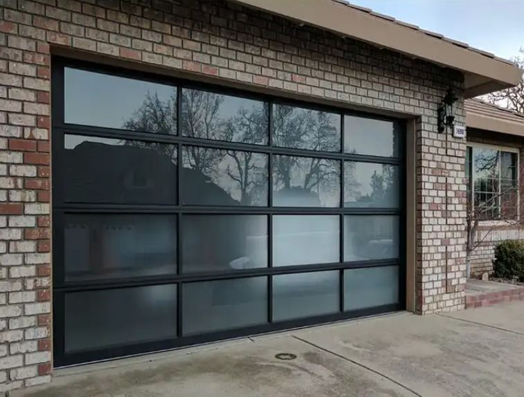 High Quality Modern Light Luxury Garage Door Sectional Aluminum Alloy Water Tightness Class 3 Transparent Glass Sectional Garage Door Excellent Insulation Option
